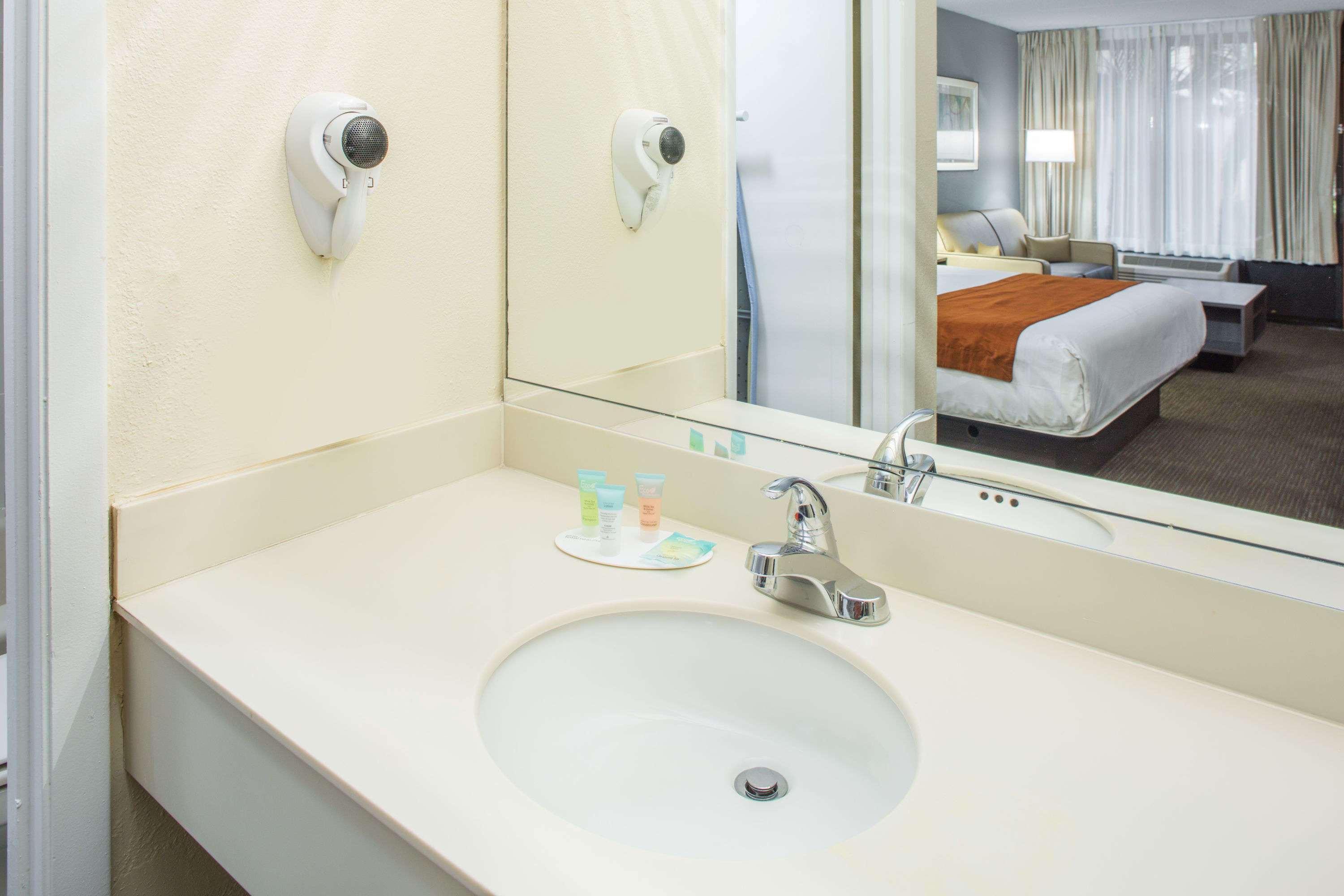 Days Inn & Suites By Wyndham Orlando Airport Экстерьер фото