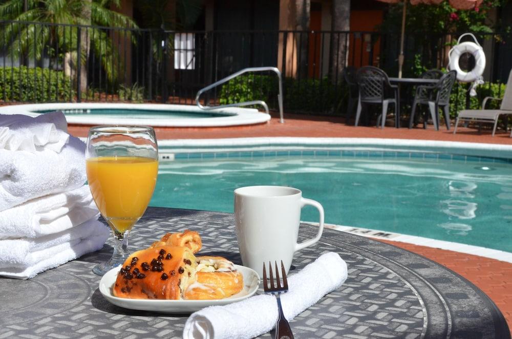 Days Inn & Suites By Wyndham Orlando Airport Экстерьер фото