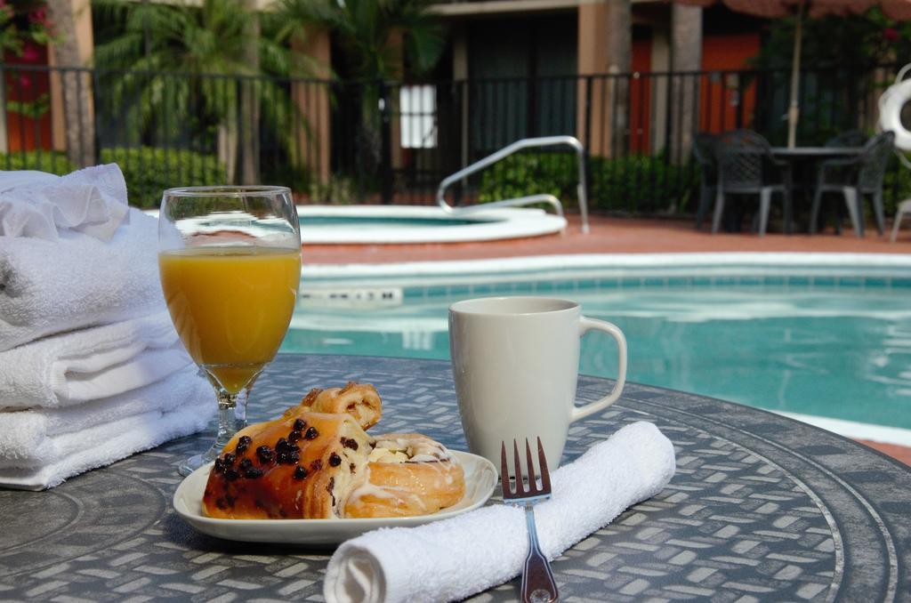 Days Inn & Suites By Wyndham Orlando Airport Экстерьер фото