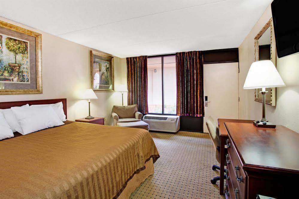 Days Inn & Suites By Wyndham Orlando Airport Экстерьер фото