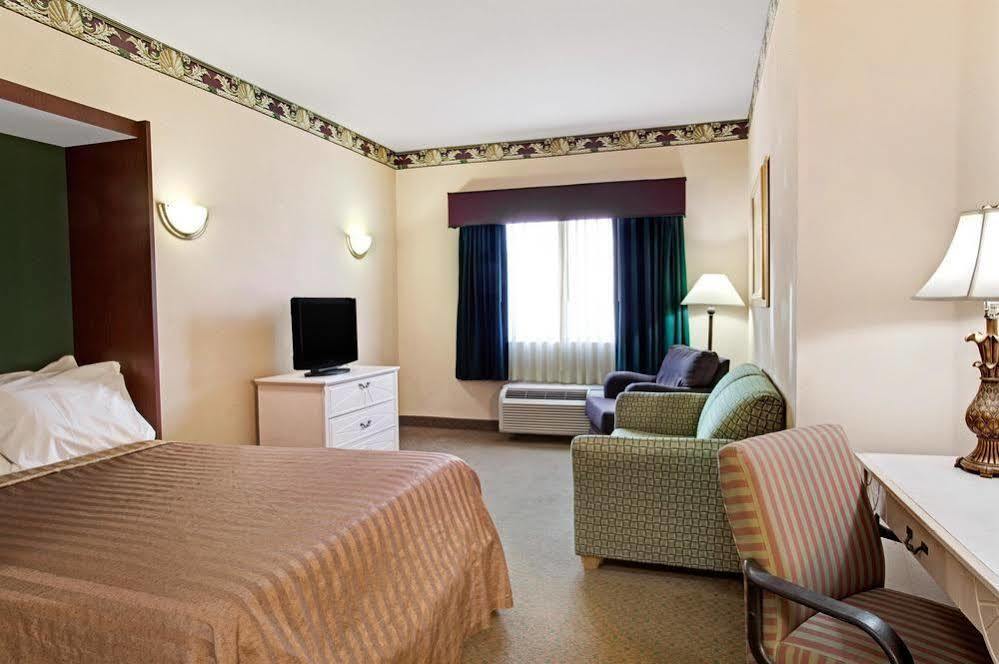 Days Inn & Suites By Wyndham Orlando Airport Экстерьер фото