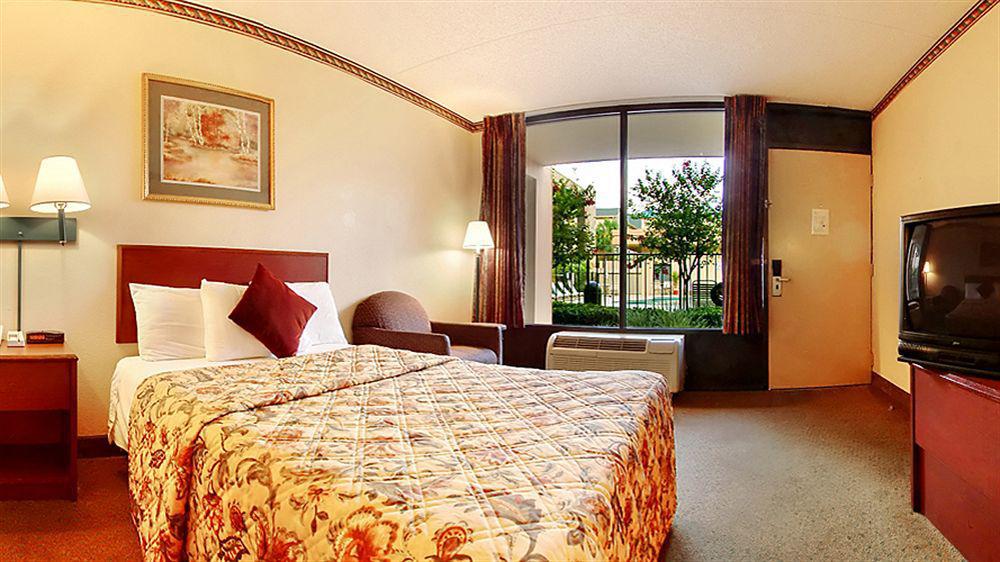 Days Inn & Suites By Wyndham Orlando Airport Экстерьер фото